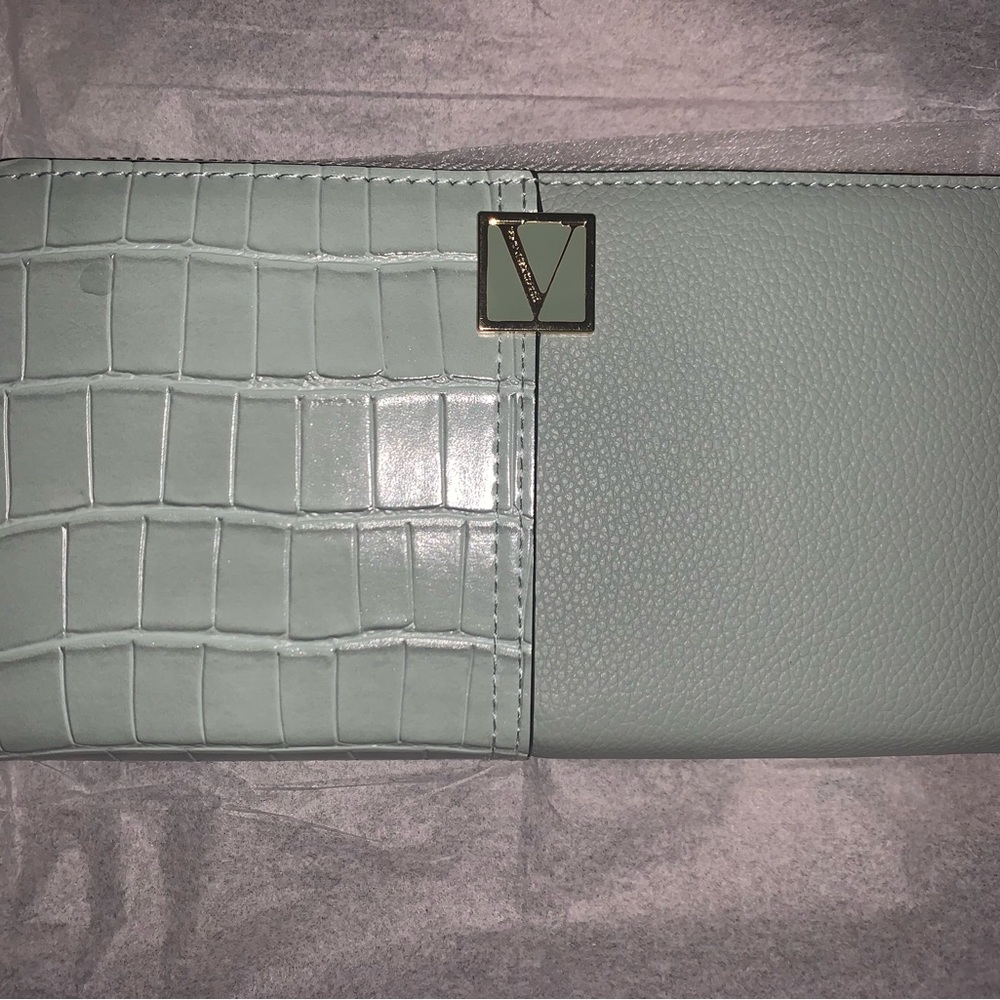 VS The Victoria Wallet In Pale Turquoise Croc Colorblock Black Stripe Lining